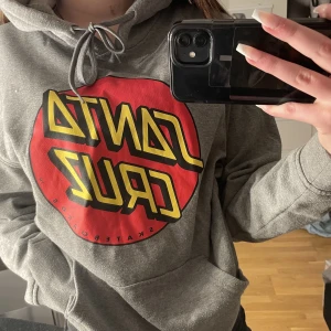 Santa cruz  - Jätte snygg hoddie inte använd så mycket, säljer pga att jag inte använder längre