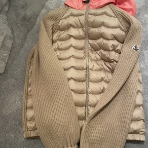 Moncler cardigen - Helt ny moncler cardigen i beige rosa jätte fin använd en gång köpt för 6000tusen därav priset lappen är med.❤️