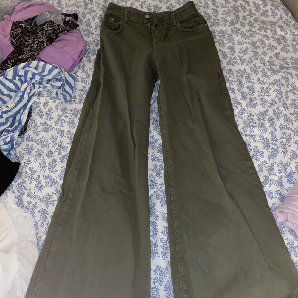 Gröna jeans från bershka i storlek 36. Jeans & Byxor.