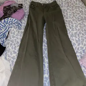 Gröna jeans från bershka i storlek 36