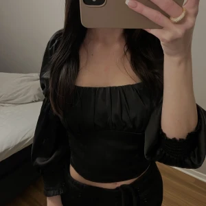 Festtopp - En satin topp från Divided H&M i storlek 32. Använd ett fåtal gånger, i bra skick💘