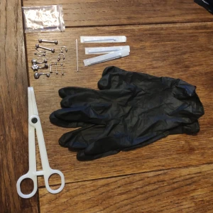 Piercing set - Säljer ett oanvänt piercingset, har bara öppnat en av nålarna och kokat den men ångrade mig direkt Hade gärna viljat se att du är över 18 år som köper detta, och har någon kunskap utav detta ❤ Frakt 29 kr om du väljer Postnord