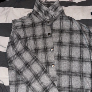 Skjorta i mjukt material  - Skön skjorta från Nelly som inte finns längre! Använd en gång! S lite oversized 