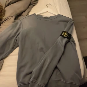 Stone island tröja - Grå stone island tröja, inga problem med tröjan, lite sliten på nåt ställe kanske, isåfall skickar ja bild i chatten . Skriv för frågor