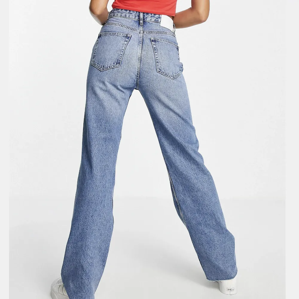 Aldrig använt. Blå dad jeans med raka ben.  90-talsinspirerad. Storlek: Medium. Jeans & Byxor.