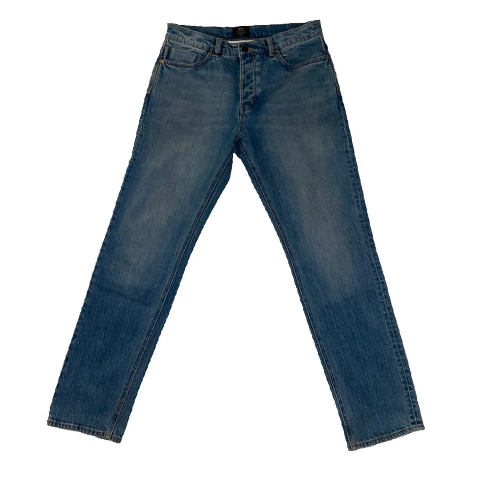 Raka blå jeans från neuw i modellen Studio relaxed och storlek 33/34. Endast använda ett fåtal gånger så i perfekt skick. Nypris 900-1300kr. Jeans & Byxor.