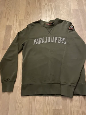 Parajumper tröja aldrig använd - Säljer en parajumpertröja som aldrig använts. Det Stl xl men mer L. 