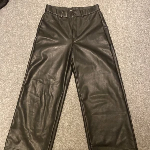 Läderbyxor - Regular waist läder byxor, sitter fint och är i nyskick från only 