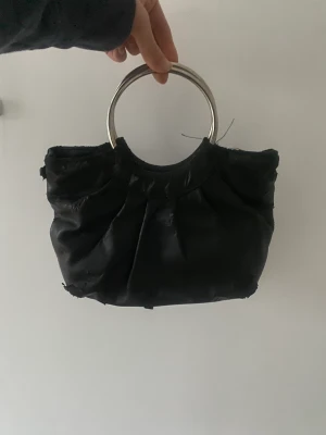 Väska - Säljer min fina väska köpt second hand, märket på väskan står inte. 