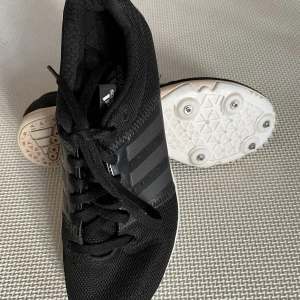 Spikskor - Adidas strl 36 - Adidas spikskor running storlek 36 Friidrott Måttligt använda