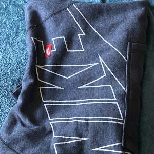 Jätte fin Nike hoodie i storlek M passar även L , använt några gånger men går inte till användning längre. 