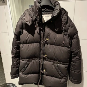 Boomerangjacka säljes - Boomerang Classic Down Jacket strl M (men skulle nästan säga L) mörkbrun. Sparsamt använd. 