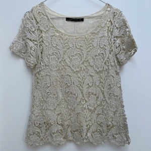 Topp Zara - Beige/silvrig topp från Zara.  Strl: M (passar mer än S)  Köparen står för frakten.  