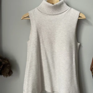 Zara poloväst - Säljer min beiga poloväst från Zara i storlek S. Använd 1 gång så väldigt bra skick☺️