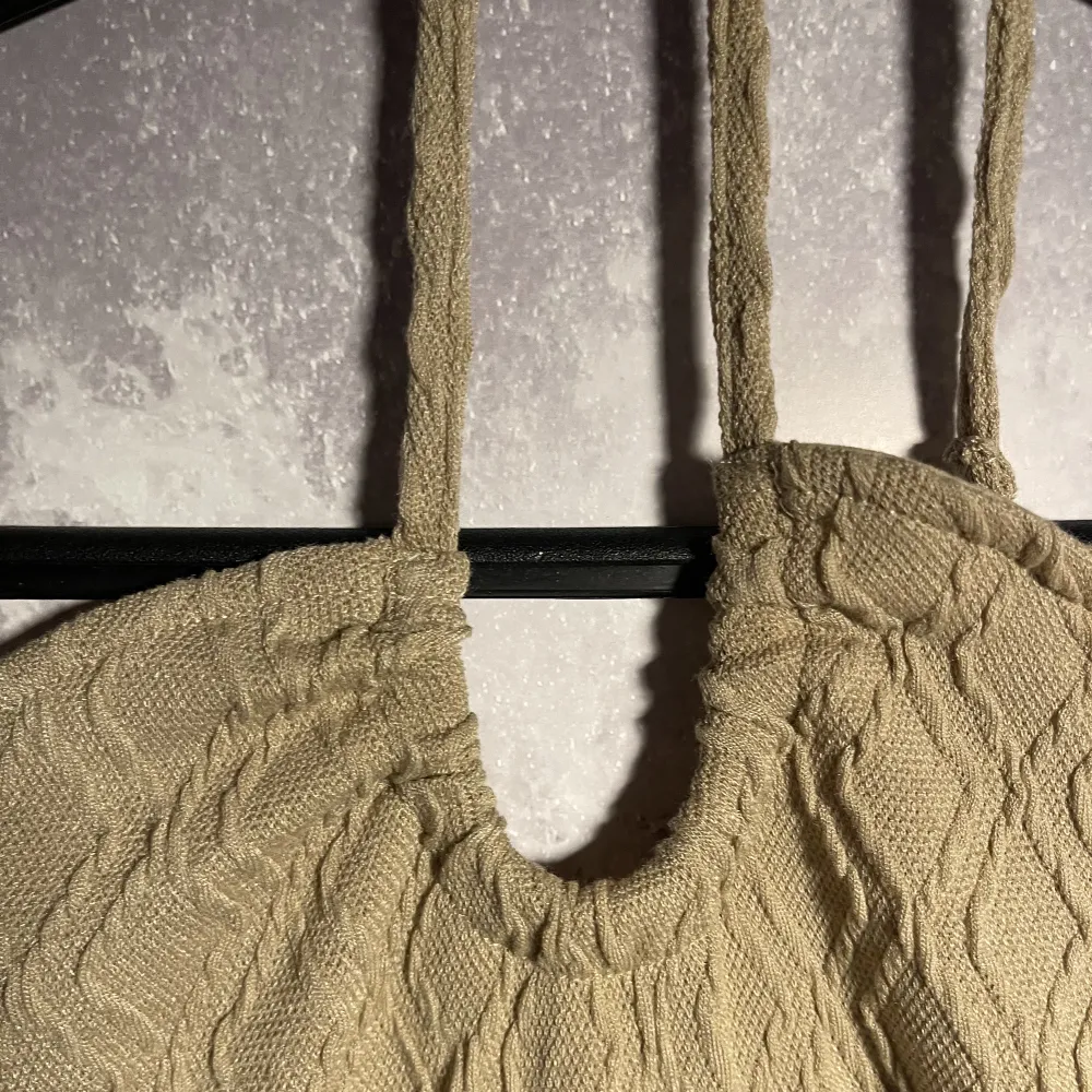 Beige cute dress, in new condition never worn ! Stretchy material :) Perfekt for a night out or even with a coat 💕  Payer stands for shipping 🫶. Klänningar.