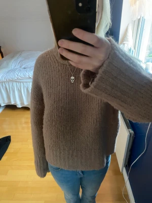 Tröja - Lite  kortare stickad tröja, så snygg men får inte plats i garderoben 