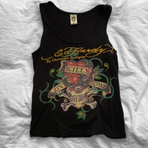 Ed Hardy linne - VARAN FINNS KVAR. Svart Ed Hardy linne i strl S, men i stretchiga material så skulle passa en i M. Den är sparsamt använd med några få paljetter som ramlat av, dock knappt märkbart. ❣️