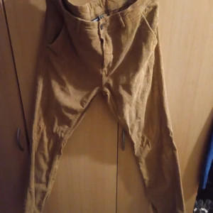 Manchesterbyxor stl 36 herr. - Fina manchesterbyxor i stl 36 med fickor fram och bak och dragkedja och knapp fram till .Inget slitage finnes .M/L. Hämtas i Skene alt skickas o köpare betalar frakten o Swishbetalning tillämpas alt kontant betalning .