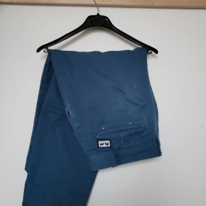 Obey byxor - Byxor från obey. Liknar kostymbyxor. Andra bilden är mönstret på tyget. Syns att de är använda men inga fläckar eller större slitage.