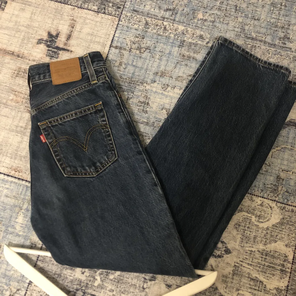 Ett par supersnygga Levi’s jeans. Ribcage straight i en fin mörkblå färg. De är sparsamt använda under 1 år och köptes för 1200:-. Jag säljer de på grund av att de tyvärr inte passar längre. Jeansen är i storleken W24 L29. Jeans & Byxor.