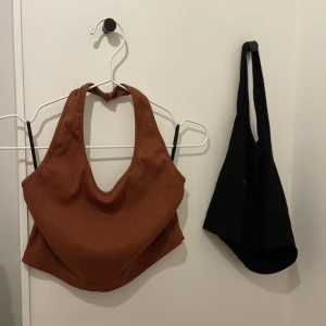 Tubtoppar - Tubtopp i rost och svart! S/M och stretch tyg. Säljer båda för 40kr eller en för 30kr.