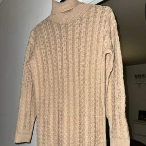 Stickad tröja som är lite längre  Använd en gång  Köpare står för frakt.