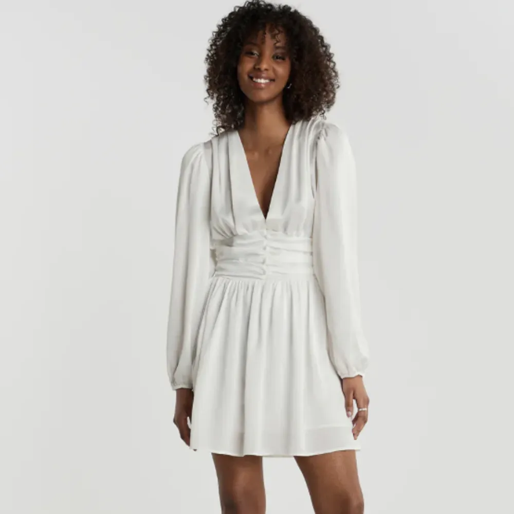 Jättefin vit klänning från Gina tricot, modellen heter Victoria och är helt slutsåld online. Köpte denna klänningen förra året till min student men valde en annan klänning så denna har aldrig blivit använd. Nypris 599kr . Klänningar.