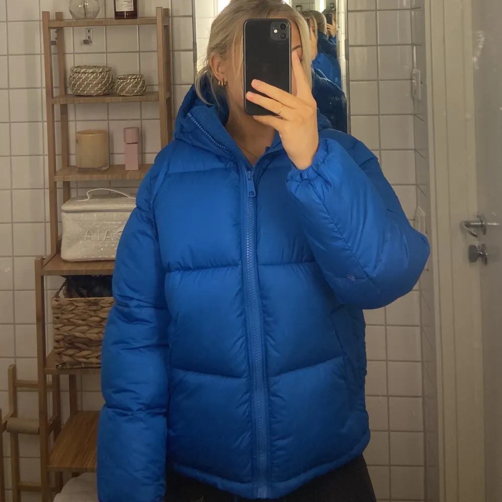 Säljer denna blåa puffer jacka från H&M. Köptes förra vinterns men är varsamt använd. Köpare betalar för frakt. . Jackor.