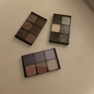Ögonskuggor  - 3 st ögonskuggspaletter som är oanvända, ingen aning om vart de är köpta från, 10kr st eller alla för 20kr