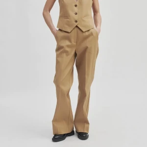 Beige kostymbyxa  - Fina beiga kostymbyxor, aldrig använda (för stora på mig)