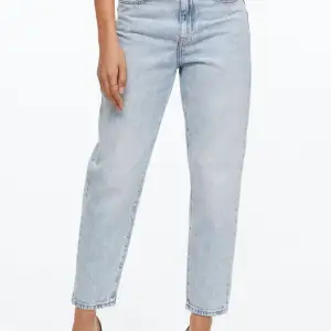 Loose mom jeans, high waist ankle lenght i storlek 34 från H&M. Använda men fint skick!