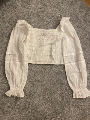 Topp - En vit blus från Lindex som inte är använd mer än 1 gång 