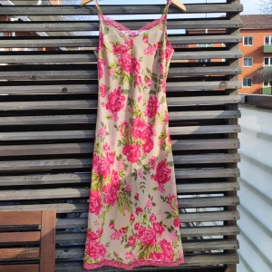 Blommig slip dress  - Köpt på h&m tidigt 00-tal och aldrig använd - alltså som ny! Flowy tyg men inte stretchigt. Storlek small och ganska lös passform så kan passa dig som är medium