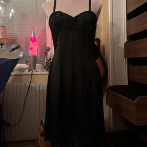 spets klänning - fett söt spetsklänning men får ingen användning💕 jättebra skick och är sååå fin på sommaren✨