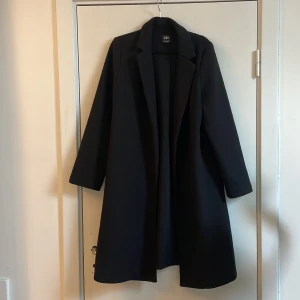 Svart kappa zara - Svart kappa från zara. Använd 2 ggr. Storlek L. Frakt tillkommer