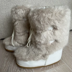 Vinterstövlar i fint skick - Barts vinterskor - så snygga till fjället! Sparsamt använda. Fluffig fuskpäls. Storlek 36-38 (står på undersidan också, dessa passar alltså till flera storlekar). Supermjuka inuti. 