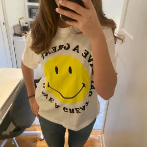 T-shirt  - Säljer denna supercoola T-shirt som tyvärr inte kommer till användning. Använd en gång och inga tecken på användning. DM vid intresse! (Köpare stor för frakt!💕💕)