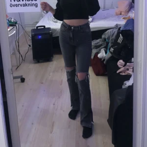 Säljer gråa jeans med slits  - Säljer nu mina gråa jeans med slits för att dom inte kommer till användning längre tyvärr! Fint skick !💗