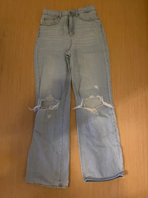 Jeans - Jättefina jeans som inte alls är använda mer än 1 gång. Säljs pga de blivit för stora på mig Tveka inte att höra av dig vid frågor💞