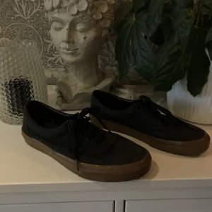 Vans skor - Bra och billiga skor knappt använda perfekta i storlek,  skick 8/10 säljes för 200 men kan tänka mig gå ner i pris. 