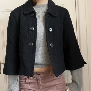 Kappa! - Säljer denna kappa med trekvartsärm!! storlek L men skulle passa s-m❤️