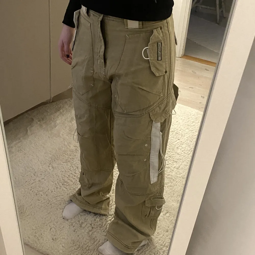 Skit balla byxor som jag hittade second hand 🙏🏻 liknar cargopants. jag är 165cm💋. Jeans & Byxor.