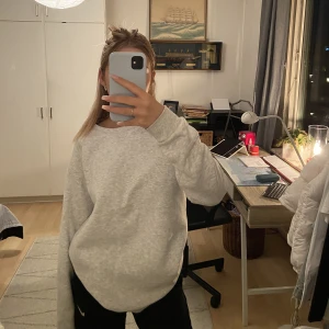 Tjock tröja  - Jätte fin grå tjocktröja från weekday 