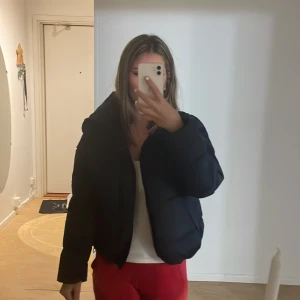 Jacka  - Säljer min jacka för har knappt använt den, inte min stil och inga skador, finns jätte gärna fler bilder tror färgen e svar Elr blå  