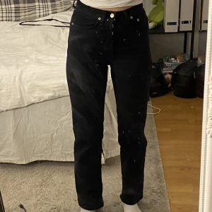Svarta jeans - Svarta NA-KD jeans i storlek 32 men jag är en 36 och de passar i midjan, är 163 och jag tycker att de är några cm för korta. 100 kr exkl frakt