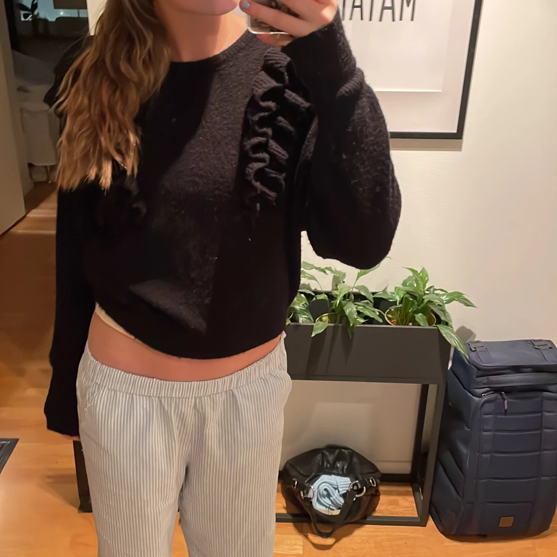 stickad svart tröja med volang - 91