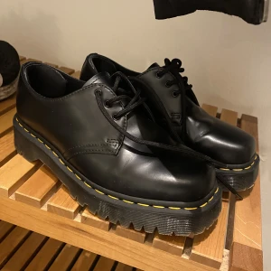 Dr martens 1641 squared toe - Hallu! Säljer dessa jättesnygga docs som jag efter att ha använt 2 gånger fick acceptera att de är för stora. Toppenskick.  Nypris: 2000. Kan mötas upp i Malmö Om någon sitter på ett par 37:or och vill byta mot dessa så är det även av intresse 