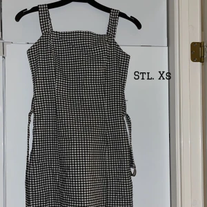 Klänning - Klänning med bälte 