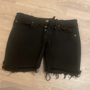 Shorts - Shorts från cheap monday i strl w29. Litet hål som syns på andra bilden.