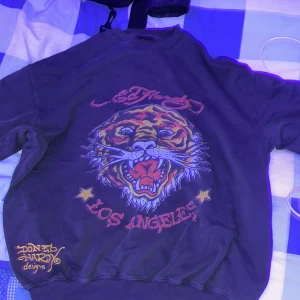 Ed hardy Sweatshirt - En fet ed hardy lång ärmad tröja i perfekt skick använt 2-3 gånger 